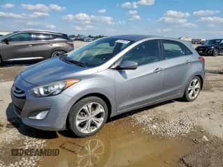 2013 Hyundai Elantra z VIN KMHD35LE9DU082950, wystawiony jako Copart lot #84558425 z przebiegiem 104 877 mil mil oraz Szkoda całkowita • Salvage title. Historia ofert i sprzedaży dostępna na DreamBid. Obrazek 1.