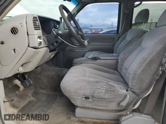 1996 Chevrolet Suburban с VIN 3GNEC16R5TG149147, выставлен на аукционе Copart как лот 84827204 с пробегом 320 305 миль миль и Списание • Salvage title. История ставок и продаж доступна на DreamBid. Изображение 7.