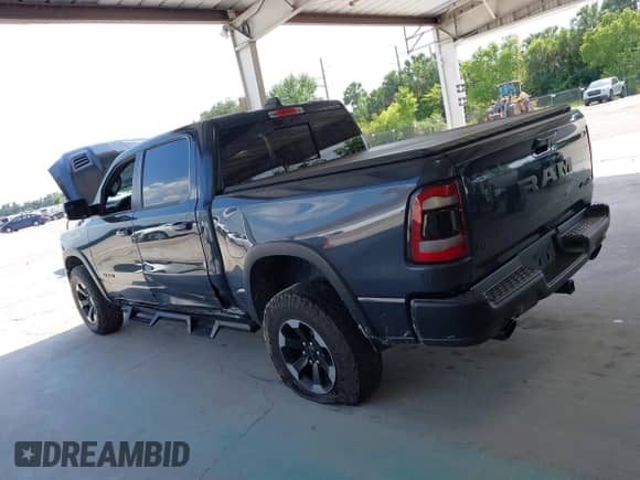 2019 Ram 1500 Rebel z VIN 1C6SRFLT1KN560260, wystawiony jako IAAI lot #42346505 z przebiegiem 134 862 mil mil oraz . Historia ofert i sprzedaży dostępna na DreamBid. Obrazek 14.
