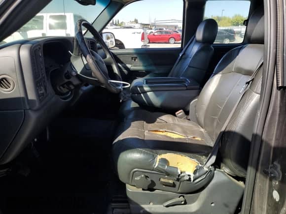 2000 Chevrolet Silverado 1500 LS z VIN 1GCEK19T7YE161088, wystawiony jako Copart lot #80850755 z przebiegiem 216 120 mil mil oraz Czysty tytuł • Clean title. Historia ofert i sprzedaży dostępna na DreamBid. Obrazek 7.