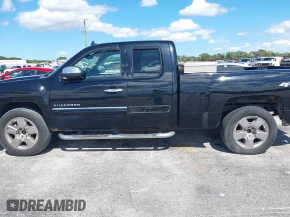 2011 Chevrolet Silverado 1500 LT z VIN 1GCRKSE36BZ249997, wystawiony jako IAAI lot #43349815 z przebiegiem 251 194 mil mil oraz . Historia ofert i sprzedaży dostępna na DreamBid. Obrazek 14.