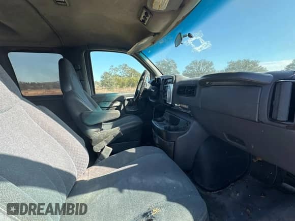 2002 Chevrolet Express z VIN 1GAHG39R921243538, wystawiony jako Copart lot #88987585 z przebiegiem 512 936 mil mil oraz Czysty tytuł • Clean title. Historia ofert i sprzedaży dostępna na DreamBid. Obrazek 5.