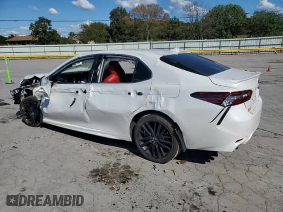 2022 Toyota Camry Hybrid XSE с VIN 4T1K31AK1NU579579, выставлен на аукционе Copart как лот 84913715 с пробегом Не указан миль и Списание • Salvage title. История ставок и продаж доступна на DreamBid. Изображение 2.