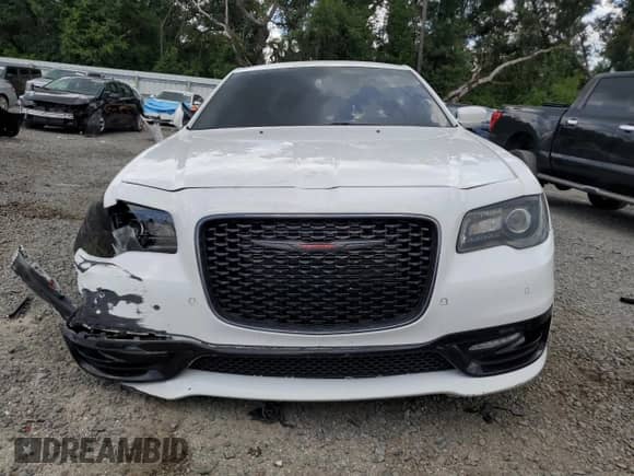 2021 Chrysler 300 S z VIN 2C3CCABGXMH660590, wystawiony jako Copart lot #67189925 z przebiegiem 66 939 mil mil oraz Szkoda całkowita • Salvage title. Historia ofert i sprzedaży dostępna na DreamBid. Obrazek 5.