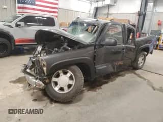 2004 GMC Sierra 1500 SLT z VIN 2GTEK19TX41177099, wystawiony jako Copart lot #67856925 z przebiegiem Nie podano mil oraz Czysty tytuł • Clean title. Historia ofert i sprzedaży dostępna na DreamBid. Obrazek 1.