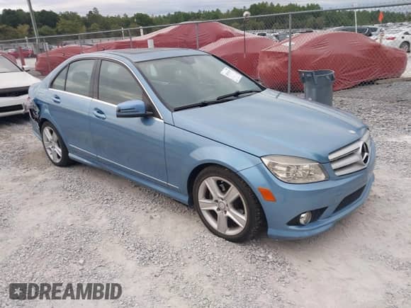 2010 Mercedes-Benz C 300 Luxury z VIN WDDGF5EB6AR131795, wystawiony jako IAAI lot #43503397 z przebiegiem 104 885 mil mil oraz . Historia ofert i sprzedaży dostępna na DreamBid. Obrazek 1.