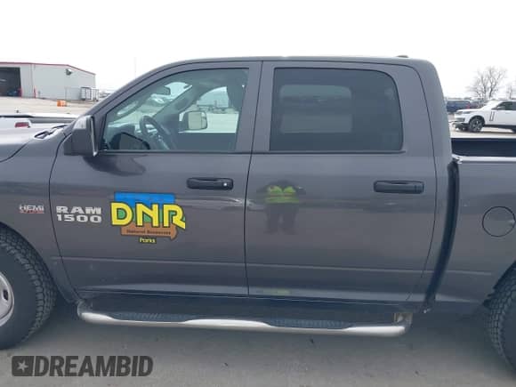 2018 Ram 1500 SSV z VIN 1C6RR7XT3JS270620, wystawiony jako IAAI lot #41797713 z przebiegiem 126 978 mil mil oraz . Historia ofert i sprzedaży dostępna na DreamBid. Obrazek 14.