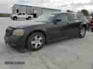 2005 Dodge Magnum SE z VIN 2D4FV48V65H166659, wystawiony jako Copart lot #53880845 z przebiegiem 240 798 mil mil oraz Nie do naprawy • Non repairable. Historia ofert i sprzedaży dostępna na DreamBid. Obrazek 1.