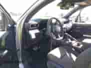 2024 Toyota Tacoma SR5 z VIN 3TMLB5JN5RM039515, wystawiony jako IAAI lot #42416031 z przebiegiem 10 900 mil mil oraz . Historia ofert i sprzedaży dostępna na DreamBid. Obrazek 5.