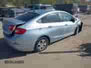 2017 Chevrolet Cruze LS z VIN 1G1BC5SMXH7143160, wystawiony jako IAAI lot #43407230 z przebiegiem 197 700 mil mil oraz . Historia ofert i sprzedaży dostępna na DreamBid. Obrazek 4.