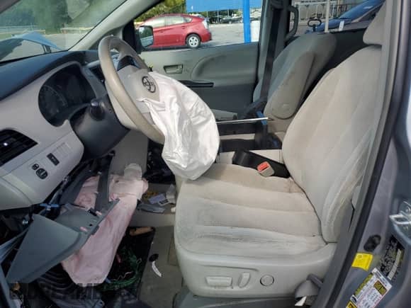 2013 Toyota Sienna LE AAS z VIN 5TDKK3DC0DS304084, wystawiony jako Copart lot #66098385 z przebiegiem Nie podano mil oraz Szkoda całkowita • Salvage title. Historia ofert i sprzedaży dostępna na DreamBid. Obrazek 7.