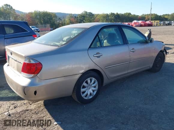 2005 Toyota Camry STD z VIN 4T1BE32K35U070789, wystawiony jako IAAI lot #43363014 z przebiegiem 171 714 mil mil oraz . Historia ofert i sprzedaży dostępna na DreamBid. Obrazek 4.