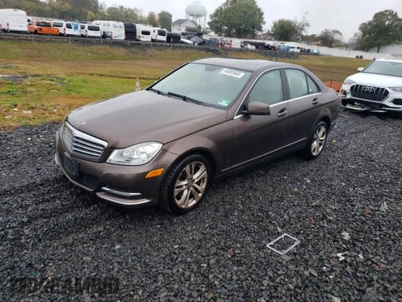 2013 Mercedes-Benz C 300 Sport z VIN WDDGF8AB2DR270799, wystawiony jako Copart lot #84885665 z przebiegiem 100 854 mil mil oraz Szkoda całkowita • Salvage title. Historia ofert i sprzedaży dostępna na DreamBid. Obrazek 1.