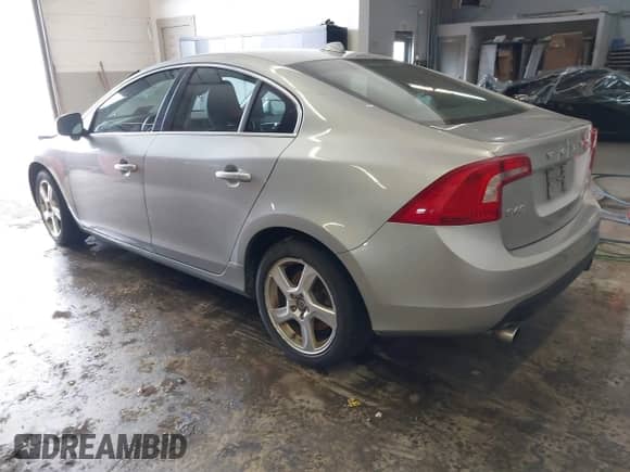 2013 Volvo S60 T5 с VIN YV1612FHXD2181306, выставлен на аукционе IAAI как лот 41726747 с пробегом 116 836 миль миль и . История ставок и продаж доступна на DreamBid. Изображение 3.