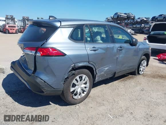 2022 Toyota Corolla Cross L with VIN 7MUAAAAG7NV029721, listed as a IAAI auction lot 43304097 with 31,139 mi miles and . Bid and sale history available at DreamBid. Image 4.