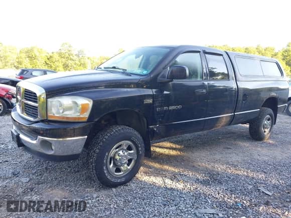 2006 Dodge 2500 SLT z VIN 3D7KS28D56G113023, wystawiony jako IAAI lot #43065760 z przebiegiem 113 981 mil mil oraz . Historia ofert i sprzedaży dostępna na DreamBid. Obrazek 6.