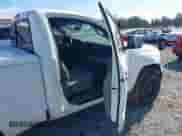 2009 Toyota Tacoma z VIN 5TENX22N89Z643084, wystawiony jako IAAI lot #43395958 z przebiegiem 68 592 mil mil oraz . Historia ofert i sprzedaży dostępna na DreamBid. Obrazek 5.