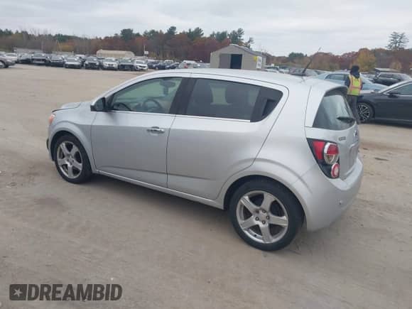 2014 Chevrolet Sonic LTZ with VIN 1G1JE6SB3E4226484, listed as a IAAI auction lot 43583999 with 114,708 mi miles and . Bid and sale history available at DreamBid. Image 3.