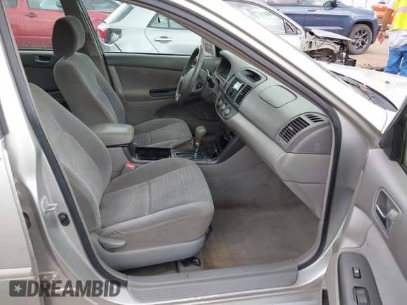 2005 Toyota Camry STD z VIN 4T1BE32K25U977288, wystawiony jako IAAI lot #43267344 z przebiegiem 265 706 mil mil oraz . Historia ofert i sprzedaży dostępna na DreamBid. Obrazek 5.