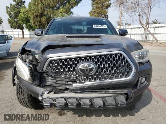 2018 Toyota Tacoma SR5 z VIN 3TMBZ5DN4JM017240, wystawiony jako Copart lot #60284405 z przebiegiem 150 310 mil mil oraz Szkoda całkowita • Salvage title. Historia ofert i sprzedaży dostępna na DreamBid. Obrazek 5.