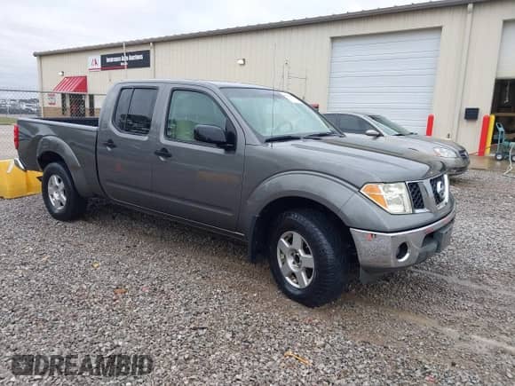 2008 Nissan Frontier SE z VIN 1N6AD09U08C450592, wystawiony jako IAAI lot #43533655 z przebiegiem 179 933 mil mil oraz . Historia ofert i sprzedaży dostępna na DreamBid. Obrazek 1.