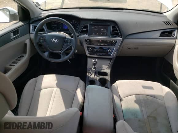 2017 Hyundai Sonata 2.4L z VIN 5NPE24AF9HH526300, wystawiony jako Copart lot #66720515 z przebiegiem 79 744 mil mil oraz Szkoda całkowita • Salvage title. Historia ofert i sprzedaży dostępna na DreamBid. Obrazek 8.