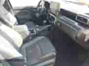 2024 Toyota Tacoma SR5 z VIN 3TMLB5JNXRM054348, wystawiony jako IAAI lot #42437739 z przebiegiem 11 274 mil mil oraz . Historia ofert i sprzedaży dostępna na DreamBid. Obrazek 5.