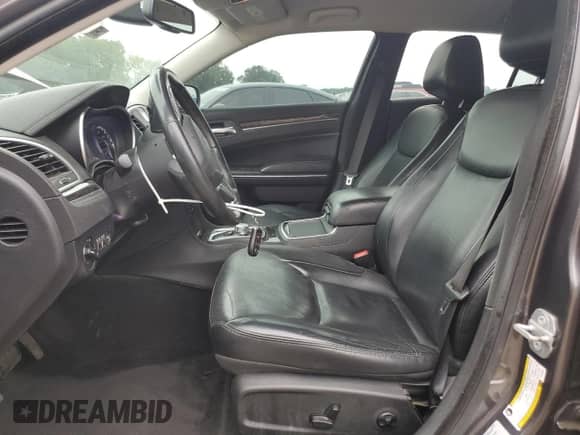 2015 Chrysler 300 Limited z VIN 2C3CCARGXFH793231, wystawiony jako Copart lot #67493645 z przebiegiem 131 133 mil mil oraz Szkoda całkowita • Salvage title. Historia ofert i sprzedaży dostępna na DreamBid. Obrazek 7.