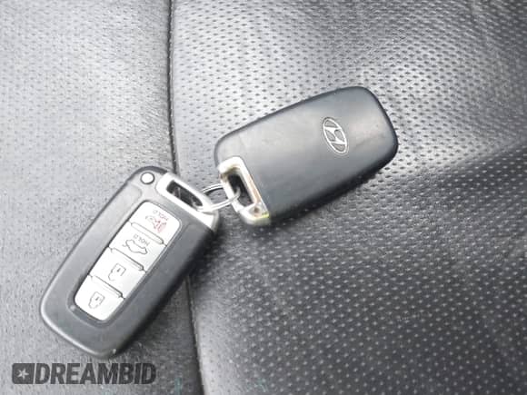 2012 Hyundai Sonata SE z VIN 5NPEC4AC7CH395590, wystawiony jako IAAI lot #43061873 z przebiegiem 135 682 mil mil oraz . Historia ofert i sprzedaży dostępna na DreamBid. Obrazek 11.