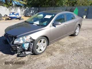 2010 Chevrolet Malibu 2LT z VIN 1G1ZD5E74AF232879, wystawiony jako IAAI lot #43459073 z przebiegiem Nie podano mil oraz . Historia ofert i sprzedaży dostępna na DreamBid. Obrazek 2.