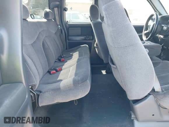 2001 GMC Sierra 1500 SLE z VIN 2GTEC19V111385026, wystawiony jako IAAI lot #42460014 z przebiegiem 228 621 mil mil oraz . Historia ofert i sprzedaży dostępna na DreamBid. Obrazek 8.