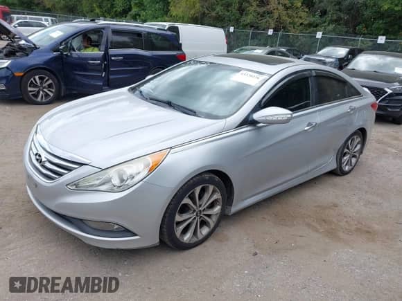 2014 Hyundai Sonata SE with VIN 5NPEC4AC1EH843437, listed as a IAAI auction lot 43370226 with 131,275 mi miles and . Bid and sale history available at DreamBid. Image 2.