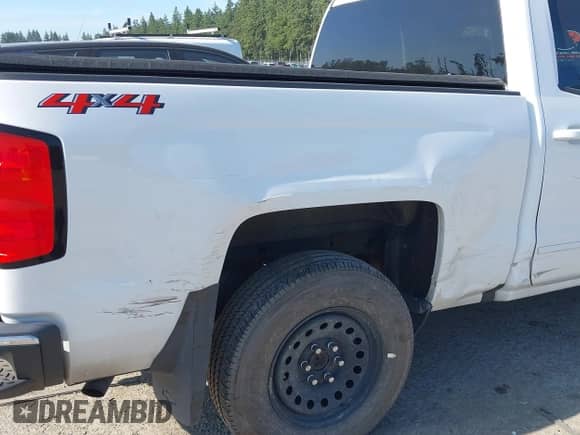 2018 Chevrolet Silverado 1500 LT с VIN 3GCUKREC0JG210355, выставлен на аукционе IAAI как лот 42397975 с пробегом 104 104 миль миль и . История ставок и продаж доступна на DreamBid. Изображение 17.