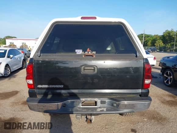 2007 Chevrolet Silverado 1500HD LT1 z VIN 1GCGC13U17F197536, wystawiony jako IAAI lot #42167105 z przebiegiem 177 604 mil mil oraz . Historia ofert i sprzedaży dostępna na DreamBid. Obrazek 16.