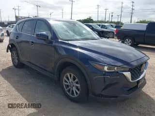 2023 Mazda CX-5 S Carbon Edition z VIN JM3KFBCM6P0165036, wystawiony jako IAAI lot #42622732 z przebiegiem 44 497 mil mil oraz . Historia ofert i sprzedaży dostępna na DreamBid. Obrazek 1.