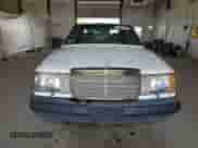 1987 Mercedes-Benz 300 E z VIN WDBEA30D4HA401644, wystawiony jako Copart lot #66001555 z przebiegiem 269 943 mil mil oraz Czysty tytuł • Clean title. Historia ofert i sprzedaży dostępna na DreamBid. Obrazek 5.