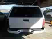 2007 Toyota Tacoma PreRunner z VIN 5TEKU72N17Z469350, wystawiony jako Copart lot #82575835 z przebiegiem 156 986 mil mil oraz Szkoda całkowita • Salvage title. Historia ofert i sprzedaży dostępna na DreamBid. Obrazek 6.