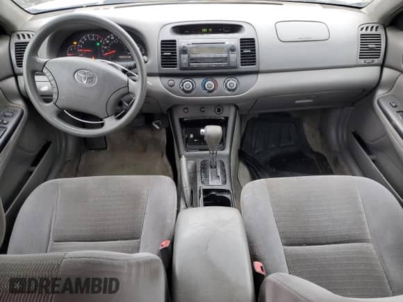 2006 Toyota Camry STD z VIN 4T1BE32K16U720334, wystawiony jako Copart lot #91133285 z przebiegiem 221 617 mil mil oraz Czysty tytuł • Clean title. Historia ofert i sprzedaży dostępna na DreamBid. Obrazek 8.