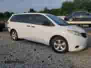 2013 Toyota Sienna L z VIN 5TDZK3DC8DS380473, wystawiony jako Copart lot #80876135 z przebiegiem 218 645 mil mil oraz Czysty tytuł • Clean title. Historia ofert i sprzedaży dostępna na DreamBid. Obrazek 4.