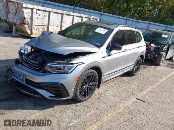 2022 Volkswagen Tiguan SE R-Line Black с VIN 3VV8B7AX0NM015055, выставлен на аукционе IAAI как лот 43229006 с пробегом 26 141 миль миль и . История ставок и продаж доступна на DreamBid. Изображение 18.