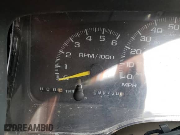 1999 Chevrolet Suburban z VIN 1GBFK16R0XJ456377, wystawiony jako Copart lot #59630184 z przebiegiem 238 730 mil mil oraz Nie do naprawy • Non repairable. Historia ofert i sprzedaży dostępna na DreamBid. Obrazek 9.