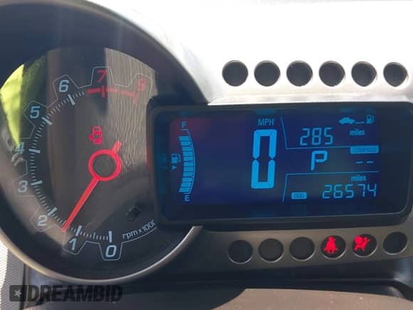 2016 Chevrolet Sonic LT z VIN 1G1JC5SBXG4122318, wystawiony jako IAAI lot #42441420 z przebiegiem 26 574 mil mil oraz . Historia ofert i sprzedaży dostępna na DreamBid. Obrazek 7.