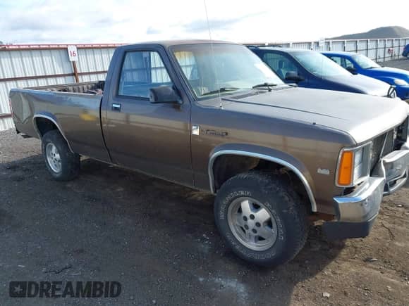 1988 Dodge Dakota with VIN 1B7GR14X0JS761859, listed as a IAAI auction lot 42012991 with 195,614 mi miles and . Bid and sale history available at DreamBid. Image 1.