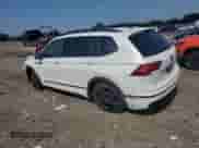 2022 Volkswagen Tiguan SE R-Line Black z VIN 3VV8B7AX7NM135547, wystawiony jako Copart lot #65703795 z przebiegiem 38 130 mil mil oraz Szkoda całkowita • Salvage title. Historia ofert i sprzedaży dostępna na DreamBid. Obrazek 2.