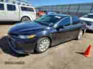 2020 Toyota Camry LE z VIN 4T1C11AK4LU911389, wystawiony jako Copart lot #80967045 z przebiegiem 57 680 mil mil oraz Szkoda całkowita • Salvage title. Historia ofert i sprzedaży dostępna na DreamBid. Obrazek 1.