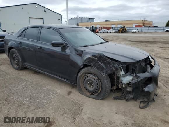 2014 Chrysler 300 z VIN 2C3CCARG8EH305991, wystawiony jako Copart lot #55731665 z przebiegiem 138 801 mil mil oraz Szkoda całkowita • Salvage title. Historia ofert i sprzedaży dostępna na DreamBid. Obrazek 4.
