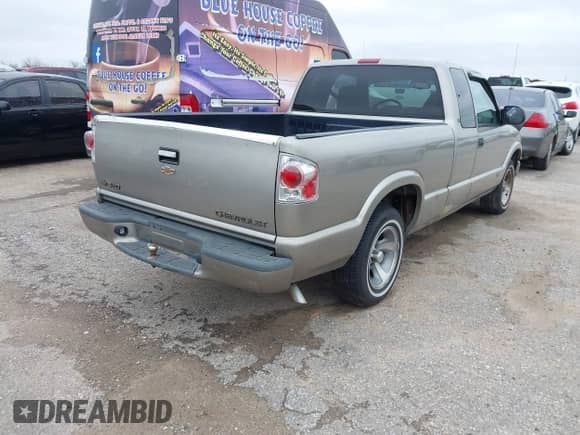 1999 Chevrolet S-10 LS z VIN 1GCCS19X0XK146913, wystawiony jako IAAI lot #41610660 z przebiegiem 257 660 mil mil oraz . Historia ofert i sprzedaży dostępna na DreamBid. Obrazek 4.