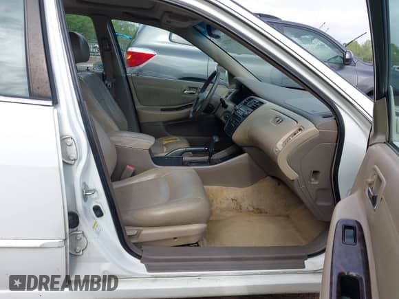 2000 Honda Accord EX with VIN 1HGCG5668YA142282, listed as a IAAI auction lot 42092234 with 246,001 mi miles and . Bid and sale history available at DreamBid. Image 5.