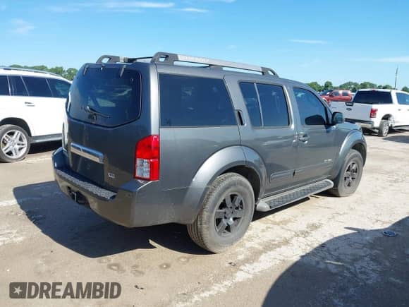 2005 Nissan Pathfinder SE z VIN 5N1AR18U75C716208, wystawiony jako IAAI lot #42449063 z przebiegiem 166 108 mil mil oraz . Historia ofert i sprzedaży dostępna na DreamBid. Obrazek 4.