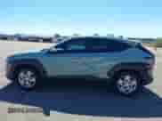 2025 Hyundai Kona SE z VIN KM8HA3AB8SU268349, wystawiony jako IAAI lot #43461222 z przebiegiem 5 517 mil mil oraz . Historia ofert i sprzedaży dostępna na DreamBid. Obrazek 14.
